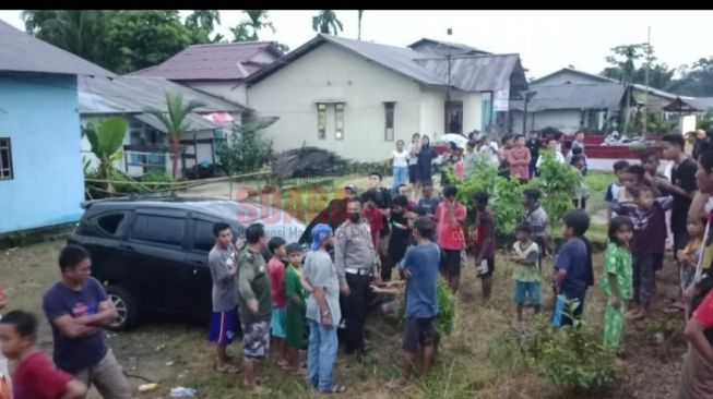 Heboh! Mobil Toyota Calya Terbalik di Halaman Rumah Warga di Mempawah Hulu: Murni Kecelakaan Tunggal