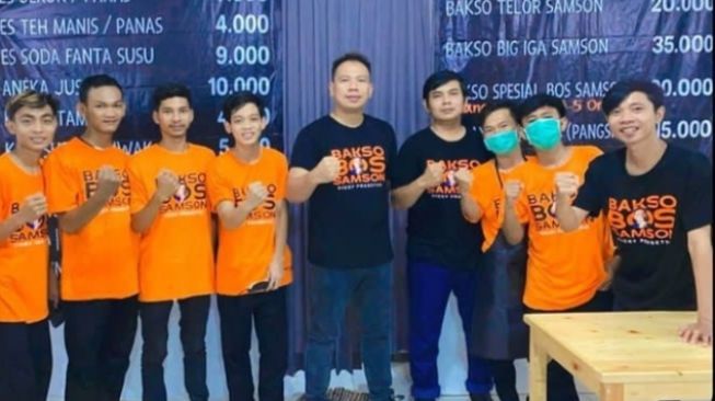 Vicky Prasetyo bersama karyawannya di bisnis kuliner Bakso Bos Samson. [Instagram]