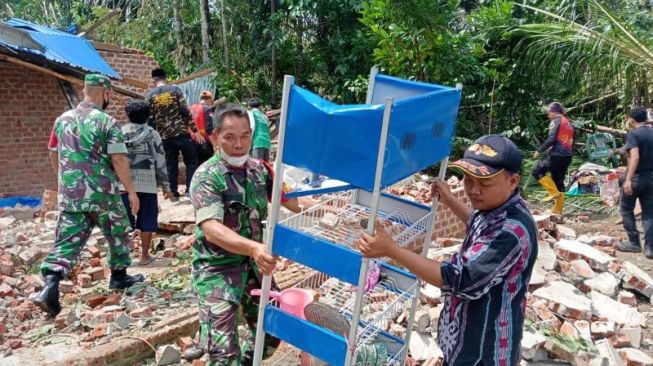 Diterjang Angin Puting Beliung, Puluhan Rumah Warga Musi Rawas Rusak dan 7 Orang Luka-luka