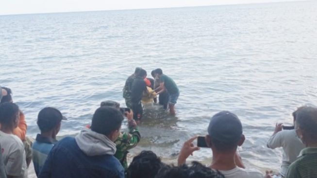 Mayat Mengapung di Pantai Desa Lelamo Buton Utara Bikin Geger Warga