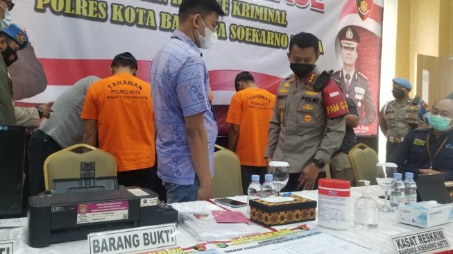 Kapolresta Bandara Soekarno-Hatta Kombes Sigit Dany Setiono dalam pengungkapan kasus pemalsuan surat PCR dan antigen yang dilakukan empat tersangka, Jumat (25/2/2022). [Ist]