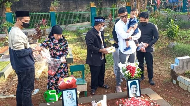 Keluarga Haji Faisal ziarah ke makam Vanessa Angel dan Bibi Ardiansyah di TPU Malaka, Jakarta pada Sabtu (26/2/2022) [Suara.com/Adiyoga Priyambodo]