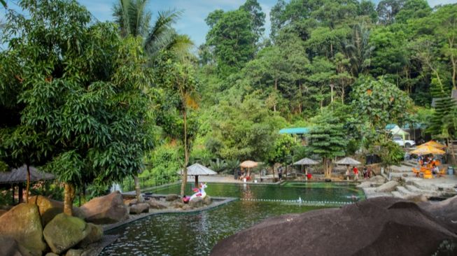 Taman Batu Purwakarta, Segarnya Kolam Alami di Kaki Gunung Burangrang