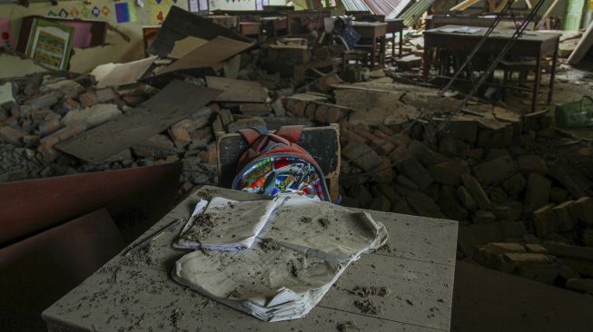 Suasana ruang sekolah Madrasah Islam Swasta Al-Wahid yang rusak akibat gempa bumi di Kampung Tengah, Nagari Kajai, Kabupaten Pasaman Barat, Sumatera Barat, Sabtu (26//2/2022). ANTARA FOTO/Muhammad Arif Pribadi
