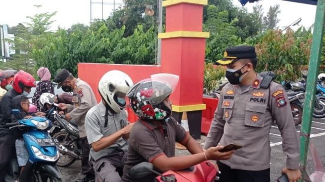 Polisi Razia Masyarakat yang Belum Divaksin di Depan Polsek Lubukbaja