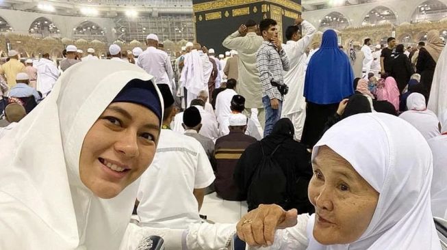 Paula Verhoeven dan Nenek Iroh saat menjalani ibadah di Tanah Suci. [Instagram]