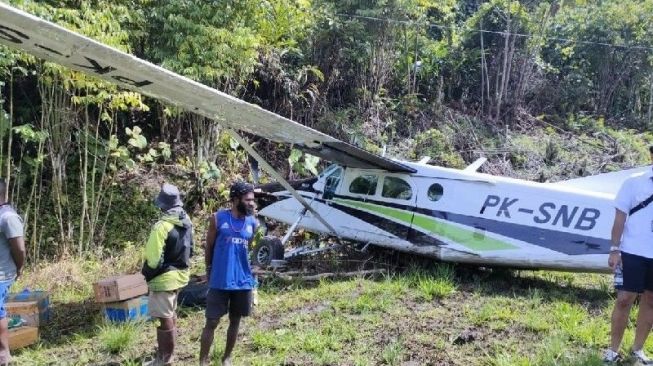 Pesawat Pilatus Tergelincir di Paniai Papua, Baling-baling Tabrak Rumah Warga