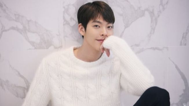 Aktor Kim Woo Bin Membagikan 3 Langkah Rutinitas Perawatan Kulit Sederhananya, Tertarik Mencoba?