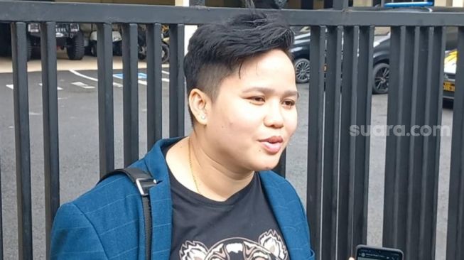 Kakak angkat Ayu Aulia, Ade Ratna Sari usai menjalani pemeriksaan di Mapolsek Metro Setiabudi, Jakarta Selatan, Sabtu (26/2/2022). Ade mengaku dianiaya Ayu. [Adiyoga Priyambodo/Suara.com]