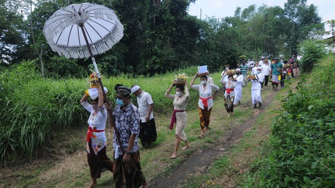 Sejumlah Umat Hindu mengikuti prosesi Upacara Mendak Tirta di Umbul Sitihinggil, Bendan, Banyudono, Boyolali, Jawa Tengah, Sabtu (26/2/2022).  ANTARA FOTO/Aloysius Jarot Nugroho