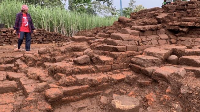 Profil tangga bangunan candi yang berhasil ditemukan oleh tim BPCB Jawa Timur, pada saat melakukan ekskavasi tahap dua di situs Srigading, di Desa Srigading, Kecamatan Lawang, Kabupaten Malang, Jawa Timur, Sabtu (26/2/2022). [ANTARA/Vicki Febrianto]