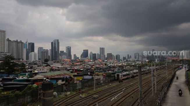 Suasana permukiman padat penduduk di kawasan Tanah Abang, Jakarta, Sabtu (26/2/2022). [Suara.com/Angga Budhiyanto]