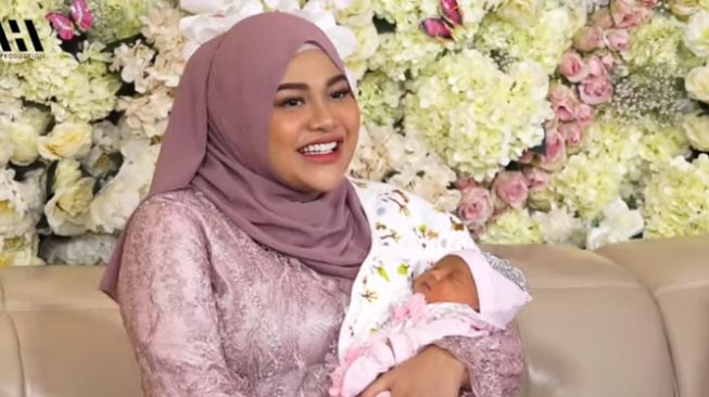 Aurel Hermansyah dan Baby AH (Youtube.com)