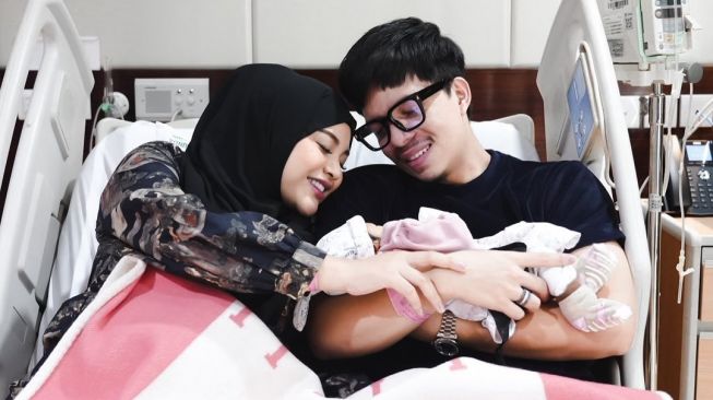 Atta Halilintar dan Aurel Hermansyah bersama putrinya Ameena Hana Nur Atta. [Instagram]