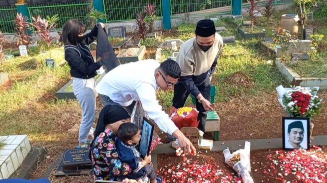 Keluarga Haji Faisal ziarah ke makam Vanessa Angel dan Bibi Ardiansyah di TPU Malaka, Jakarta pada Sabtu (26/2/2022) [Suara.com/Adiyoga Priyambodo]