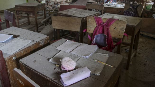 Suasana ruang sekolah Madrasah Islam Swasta Al-Wahid yang rusak akibat gempa bumi di Kampung Tengah, Nagari Kajai, Kabupaten Pasaman Barat, Sumatera Barat, Sabtu (26//2/2022). ANTARA FOTO/Muhammad Arif Pribadi
