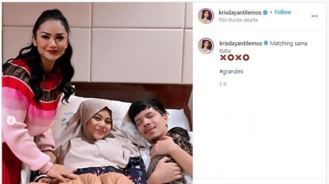 Gaya Krisdayantii Gendong Cucu, Sama-sama Pakai Baju Fendi (instagram.com/krisdayantilemos)