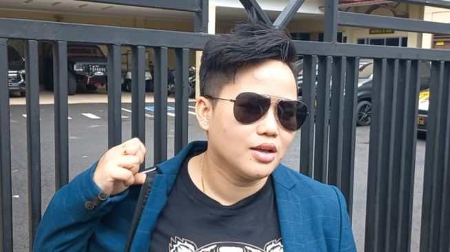 Kakak angkat Ayu Aulia, Ade Ratna Sari usai menjalani pemeriksaan di Mapolsek Metro Setiabudi, Jakarta Selatan, Sabtu (26/2/2022). Ade mengaku dianiaya Ayu. [Adiyoga Priyambodo/Suara.com]