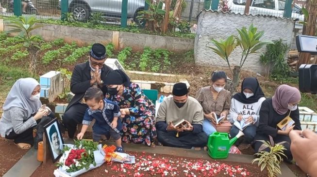 Keluarga Haji Faisal ziarah ke makam Vanessa Angel dan Bibi Ardiansyah di TPU Malaka, Jakarta pada Sabtu (26/2/2022) [Suara.com/Adiyoga Priyambodo]
