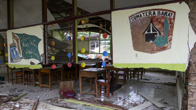 Suasana ruang sekolah Madrasah Islam Swasta Al-Wahid yang rusak akibat gempa bumi di Kampung Tengah, Nagari Kajai, Kabupaten Pasaman Barat, Sumatera Barat, Sabtu (26//2/2022). ANTARA FOTO/Muhammad Arif Pribadi
