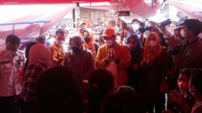 Mensos Risma Sambangi Anak-anak Korban Gempa Pasaman Barat di Tenda Pengungsian