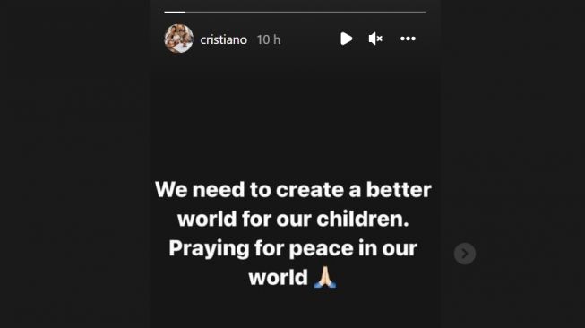 Penyerang Manchester United, Cristiano Ronaldo menyampaikan pesan perdamaian dalam menyikapi konflik Rusia-Ukraina. [Instagram/@Cristiano]