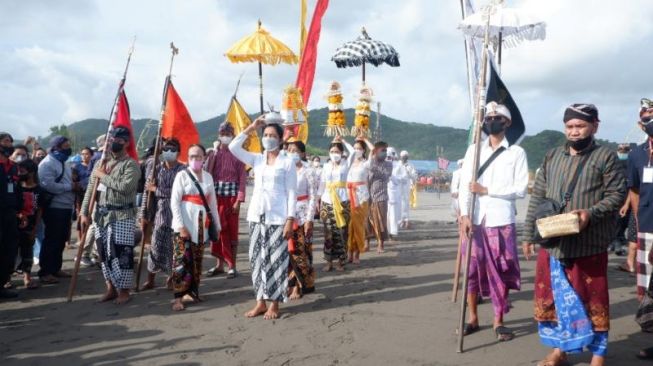 Jelang Hari Raya Nyepi, Ratusan Umat Hindu se-DIY Gelar Upacara Melasti di Pantai Parangkusumo