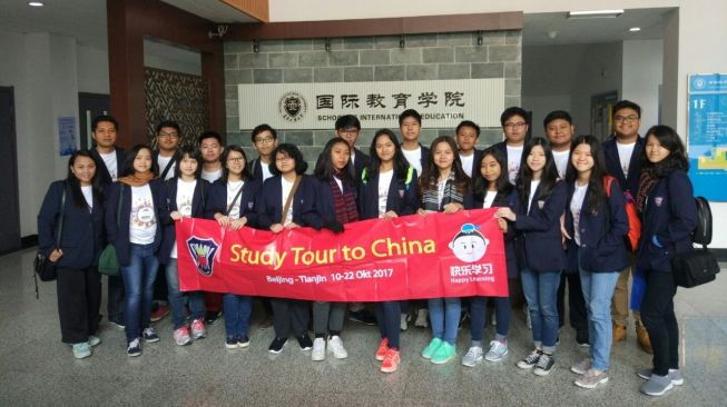 Para peserta didik di Happy Learing Mandarin Centre melakukan study tour ke China. [dokumentasi pribadi]