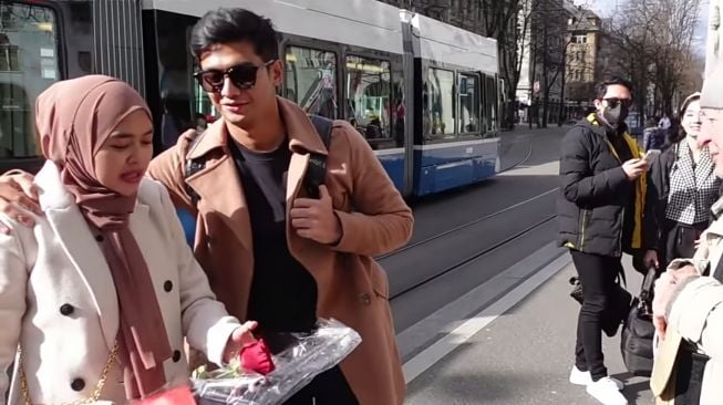 Potret Ria Ricis dan Teuku Ryan di Swiss.(Instagram/@riaricis1795)