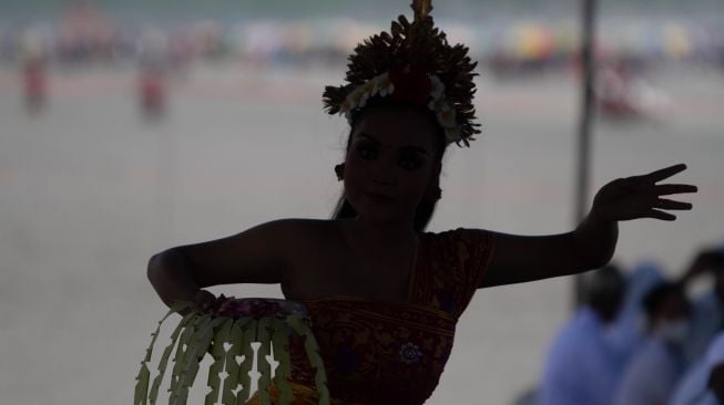 Umat Hindu menari saat upacara Melasti di Pantai Parangkusumo, Kretek, Bantul, DI Yogyakarta, Minggu (27/2/2022). [ANTARA FOTO/Hendra Nurdiyansyah/YU]