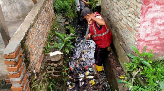 P3SU Medan Barat Beraksi di Parit Jalan Budi Pembangunan, Warga Diminta Tidak Buang Sampah Sembarangan