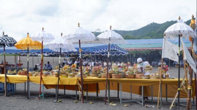 Umat Hindu se-DIY melaksanakan prosesi Upacara Melasti di Pantai Parangkusumo, Kretek, Bantul pada Minggu (27/2/2022) sore. (SuaraJogja.id/Rahmat Jiwandono)