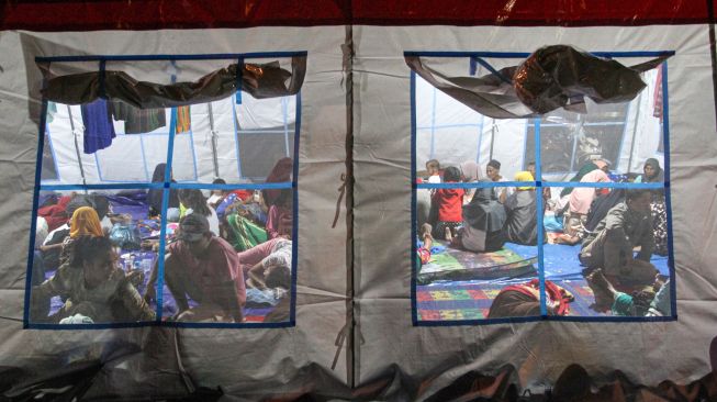 Sejumlah pengungsi korban gempa bumi berada di dalam tenda pengungsian di halaman Kantor Bupati Pasaman Barat, Sumatera Barat, Sabtu (26/2/2022). [ANTARA FOTO/Muhammad Arif Pribadi/Lmo/tom]