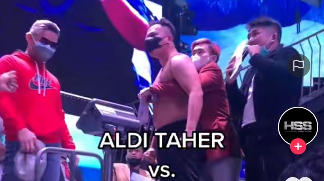 Aldi Taher vs Vicky Prasetyo (TikTok/@holywingsportshow)