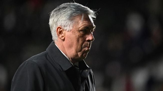 Pelatih Real Madrid, Carlo Ancelotti pada laga Liga Spanyol kontra tuan rumah Rayo Vallecano yang dihelat di Estadio Vallecas, Madrid, Minggu (27/2/2022) dini hari WIB. [GABRIEL BOUYS / AFP]