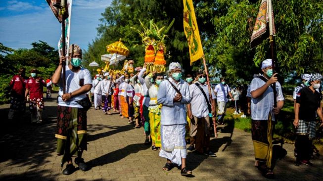 Umat Hindu Kota Semarang menggelar Upacara Melasti di Pantai Marina Semarang. Upacara ini bermaksud untuk menyucikan diri sebelum Hari Raya Nyepi. [Ayosemarang.com/ Audrian Firhannusa]