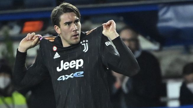 Penyerang Juventus, Dusan Vlahovic melakukan selebrasi usai mencetak gol ke gawang Empoli pada laga Liga Italia di Stadio Carlo Castellani, Empoli, Minggu (27/2/2022) dini hari WIB. [Alberto PIZZOLI / AFP]