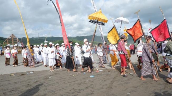 Umat Hindu se-DIY melaksanakan prosesi Upacara Melasti di Pantai Parangkusumo, Kretek, Bantul pada Minggu (27/2/2022) sore. (SuaraJogja.id/Rahmat Jiwandono)