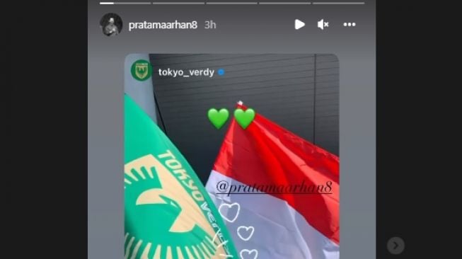 Pratama Arhan me-repost unggahan Tokyo Verdy yang mengibarkan bendera Indonesia. (Instagram/pratamaarhan8)