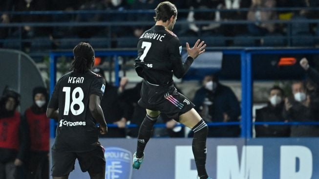 Pemain depan Juventus Dusan Vlahovic (kanan) berselebrasi dengan pemain tengah Juventus Denis Zakaria (kiri) setelah mencetak gol kedua timnya saat pertandingan sepak bola Serie A Italia antara Empoli dan Juventus di stadion Carlo-Castellani di Empoli, Italia, Sabtu (26/2/2022). [Alberto PIZZOLI / AFP]