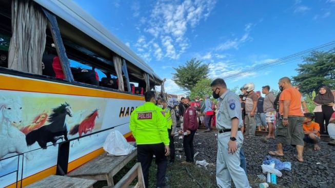 Info Terkini Kecelakaan Bus Tertabrak KA Dhoho di Tulungagung, Lima Korban Meninggal dan 37 Luka-luka