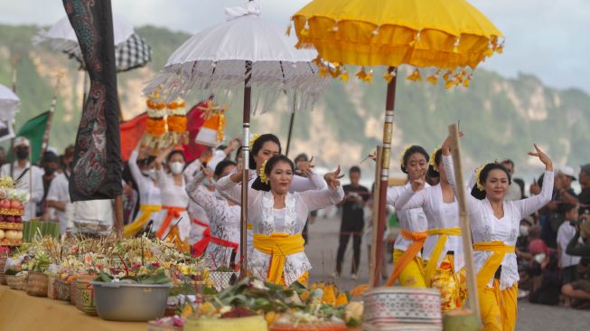 Sejumlah umat Hindu mengikuti upacara Melasti di Pantai Parangkusumo, Kretek, Bantul, DI Yogyakarta, Minggu (27/2/2022). [ANTARA FOTO/Hendra Nurdiyansyah/YU]