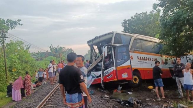 Saksi Mata Ungkap Detik-detik Bus Pariwisata Ditabrak Kereta Api di Tulungagung, Banyak Korban Terjepit