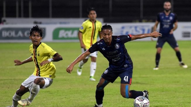 Suasana laga BRI Liga 1 antara Arema FC vs Persik Kediri di Stadion  Ngurah Rai, Denpasar, Bali, Minggu (27/2/2022) malam. [ANTARA FOTO/Nyoman Hendra Wibowo]