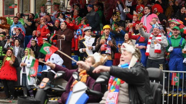 Orang-orang saat menghadiri acara musim Karnaval di Cologne, Jerman barat, Kamis (24/2/2022). [Ina Fassbender / AFP]
