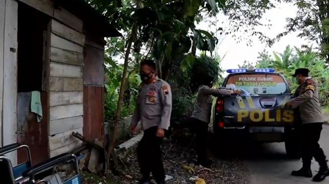 Personel Polsek Gubug mendatangi rumah nenek Surati dan memberi bantuan. (YouTube/Polisi Beraksi)