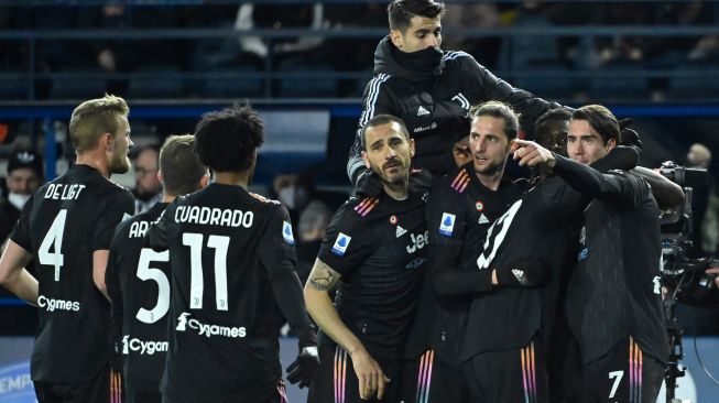 Penyerang Juventus asal Serbia, Dusan Vlahovic (kanan) melakukan selebrasi bersama rekan setimnya setelah mencetak gol ketiga timnya saat pertandingan sepak bola Serie A Italia antara Empoli dan Juventus di stadion Carlo-Castellani di Empoli, Italia, Sabtu (26/2/2022). [Alberto PIZZOLI / AFP]