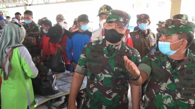 Tinjau Korban Gempa Pasaman, Jenderal Dudung Perintahkan Ini ke Prajurit TNI