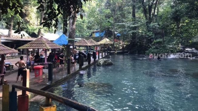 Objek wisata pemandian air dingin Aik Nyet Sesaot ramai dikunjungi wisatawan [Suara.com/Lalu M Helmi Akbar]