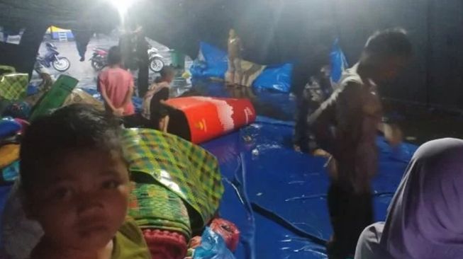 Tenda Pengungsian di Depan Kantor Bupati Pasaman Barat Bocor, Korban Gempa Basah-basah